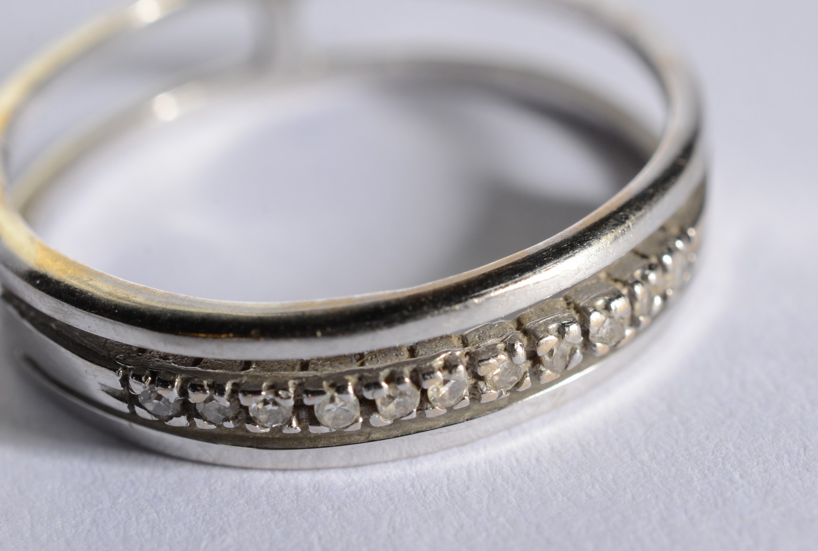 Anel de ouro branco com 3 aros com brilhantes, aro 20. (Por motivos... - foto 3 de 5