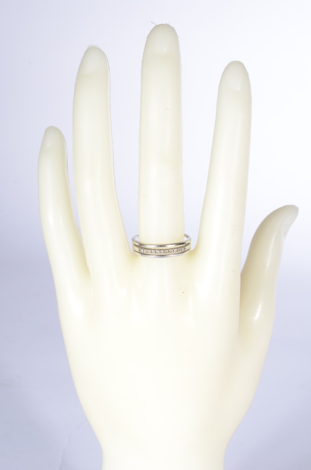 Anel de ouro branco com 3 aros com brilhantes, aro 20. (Por motivos... - foto 4 de 5