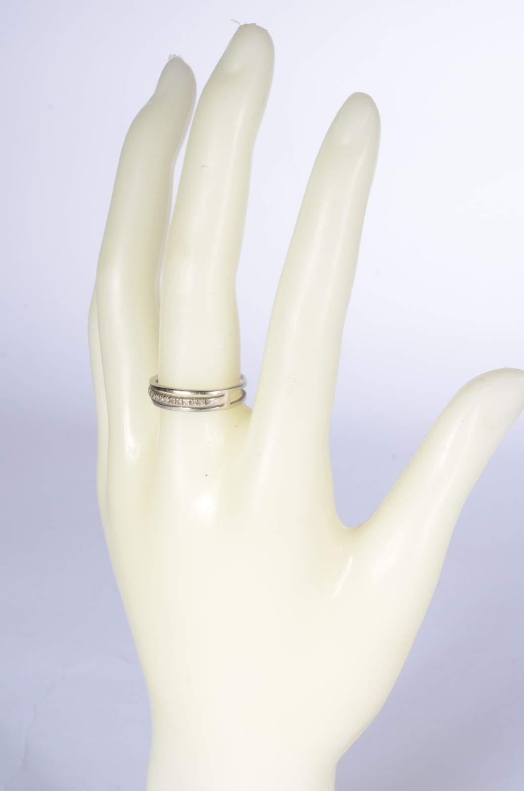 Anel de ouro branco com 3 aros com brilhantes, aro 20. (Por motivos... - foto 5 de 5