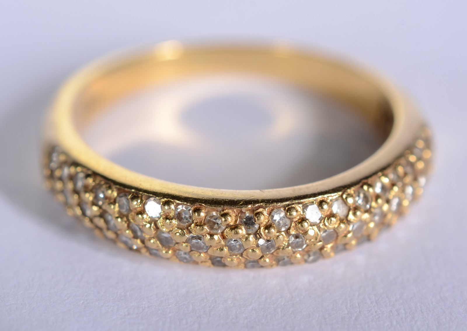 Meia aliança de ouro 18 k., contraste 750 com mini brilhantes, aro... - foto 1 de 7