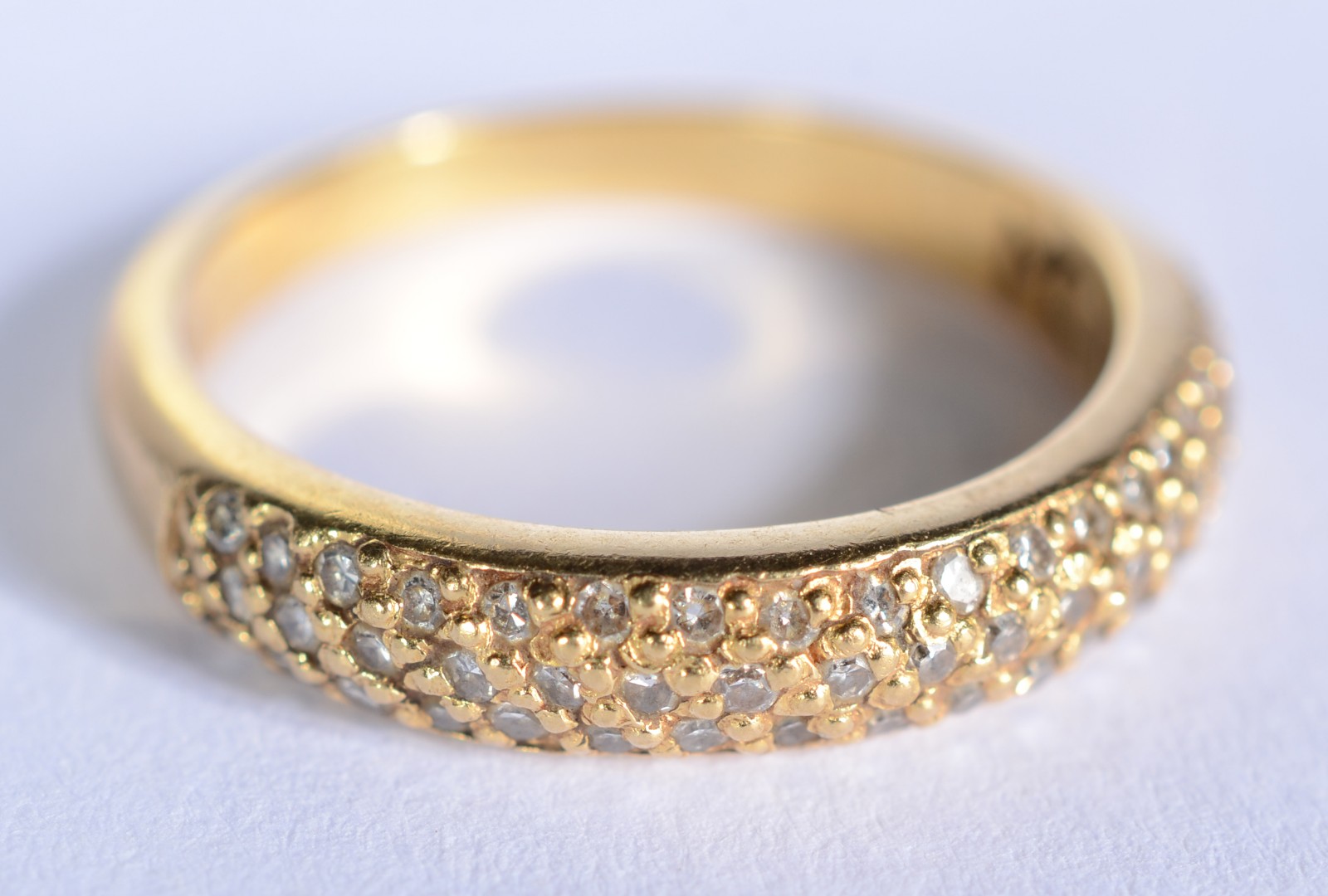 Meia aliança de ouro 18 k., contraste 750 com mini brilhantes, aro... - foto 5 de 7