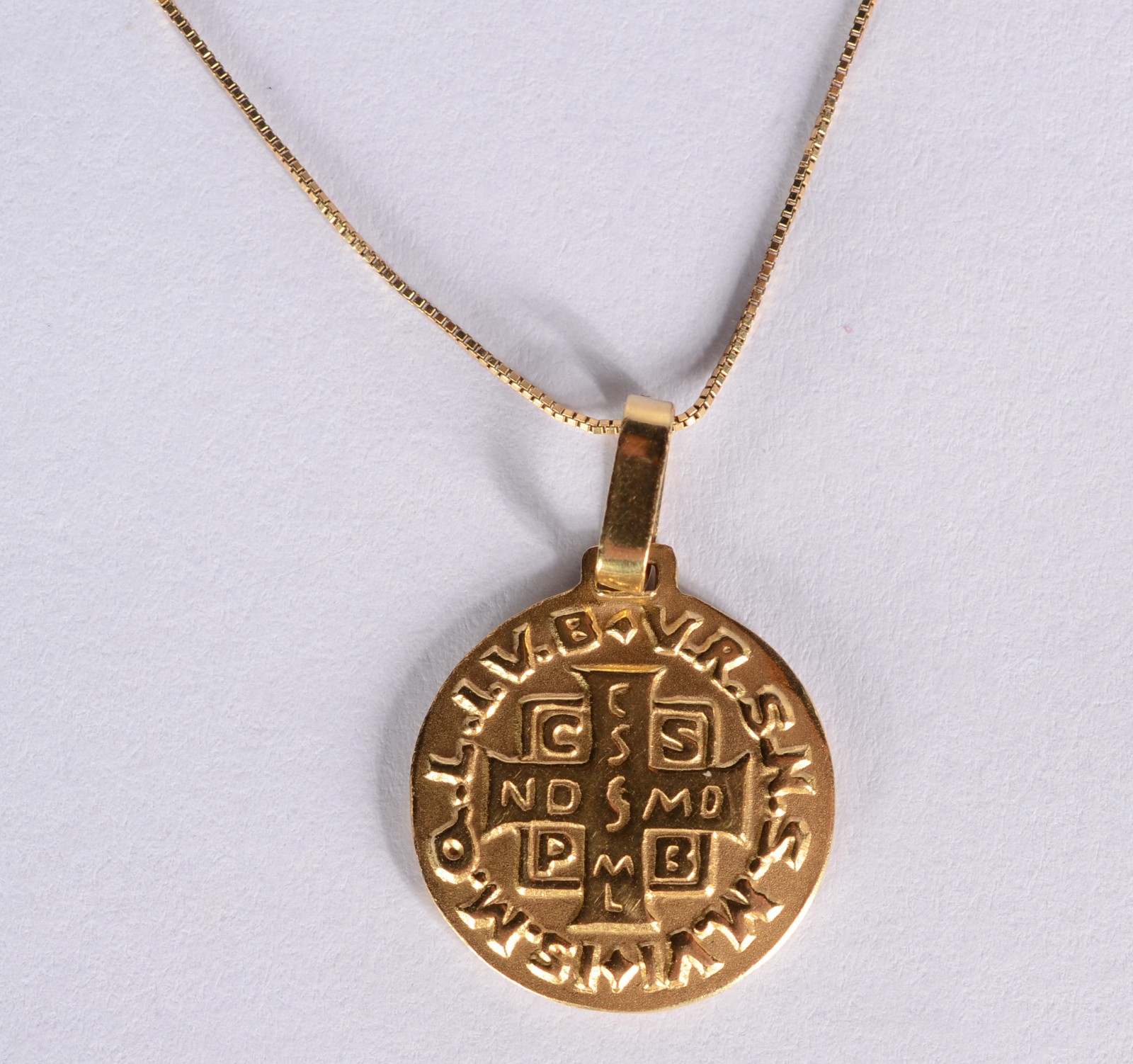 Colar com pendente Sacro de ouro 18 k., contraste 750 mls. (Por... - foto 3 de 5