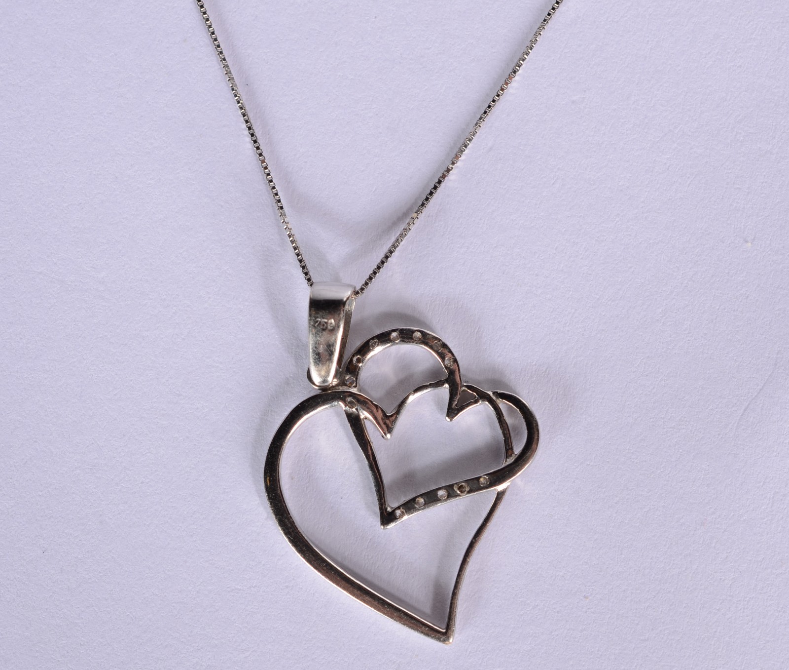 Colar com pendente com coração duplo com brilhante de ouro 18 k. (Por... - foto 1 de 6