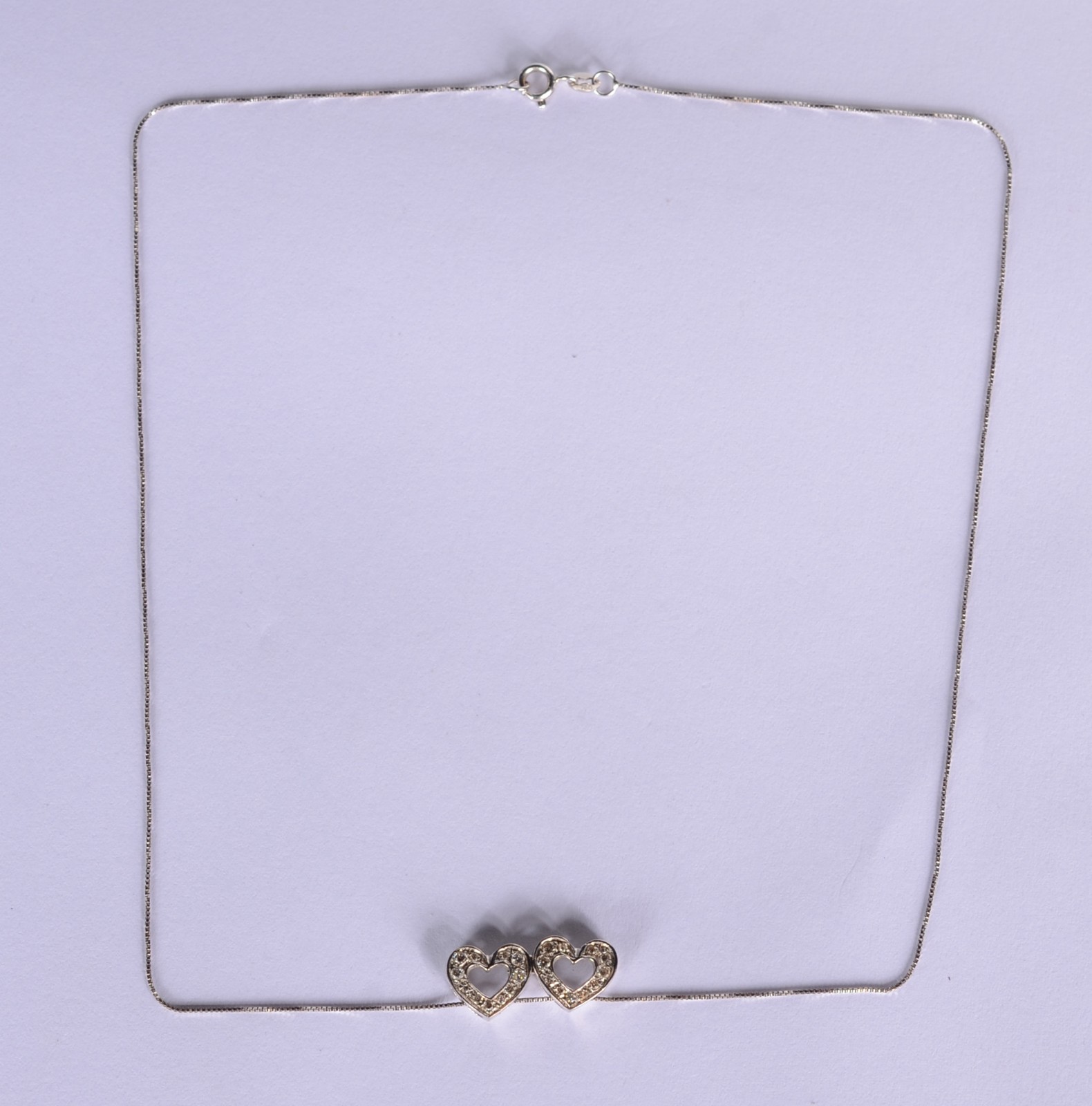 Gargantilha de ouro branco com dois corações com brilhantes. (Por... - foto 2 de 6