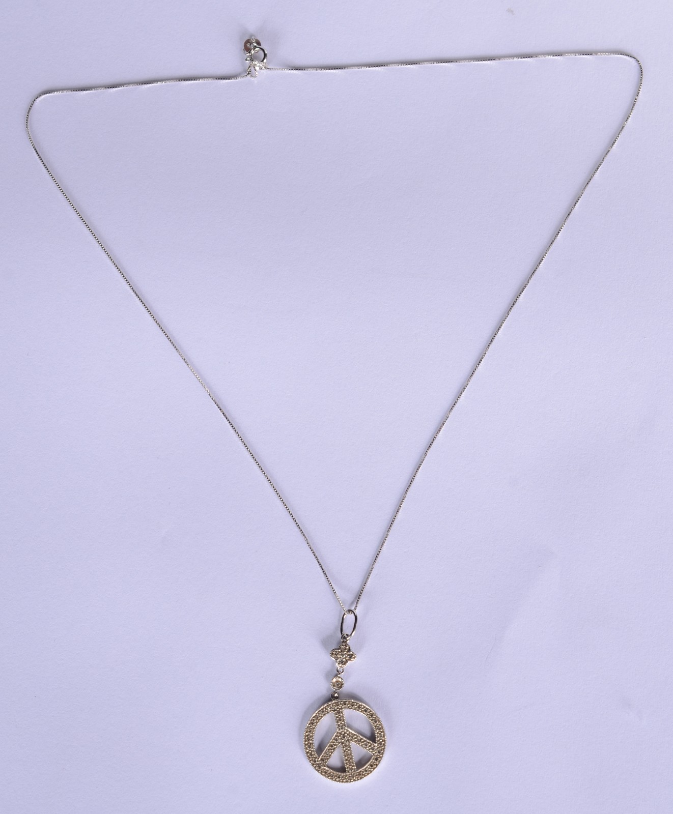 Colar com pendente de ouro branco cravejado com mini brilhantes. (Por... - foto 2 de 5