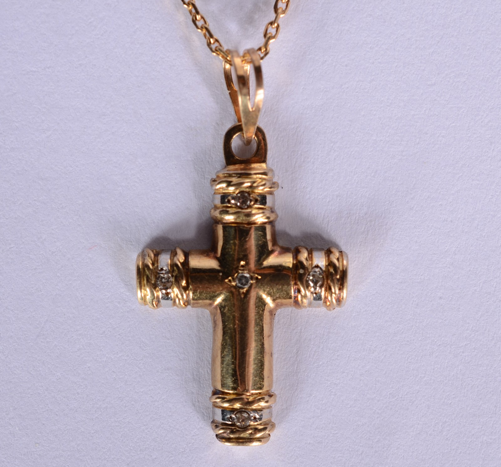 Colar com pendente feitio cruz de ouro 18 k. (Por motivos de... - foto 1 de 6
