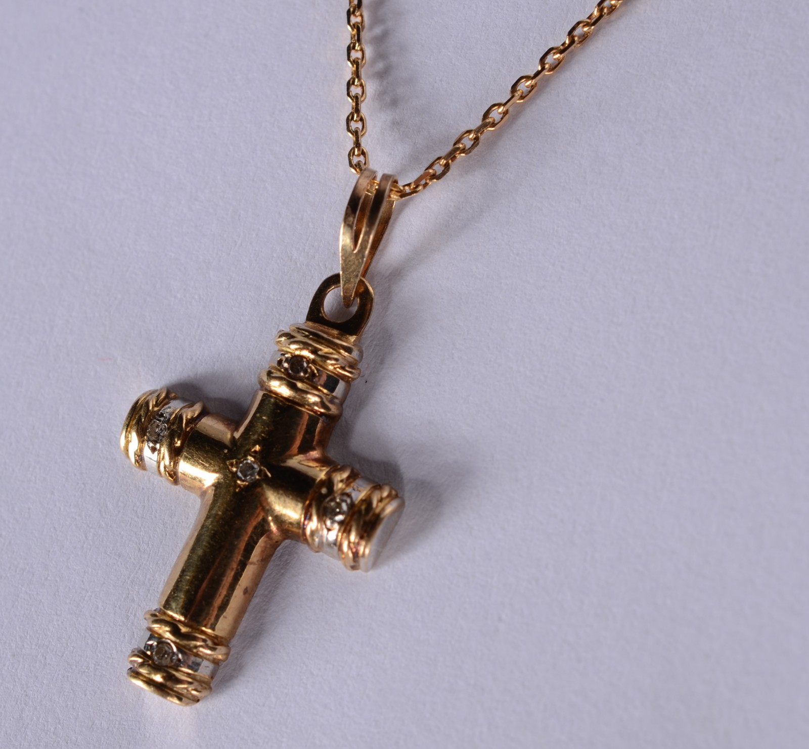 Colar com pendente feitio cruz de ouro 18 k. (Por motivos de... - foto 2 de 6