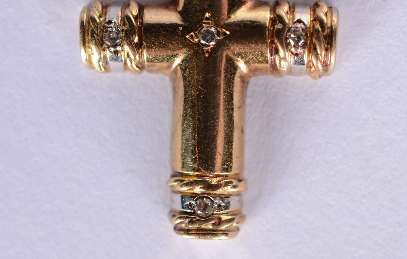 Colar com pendente feitio cruz de ouro 18 k. (Por motivos de... - foto 3 de 6