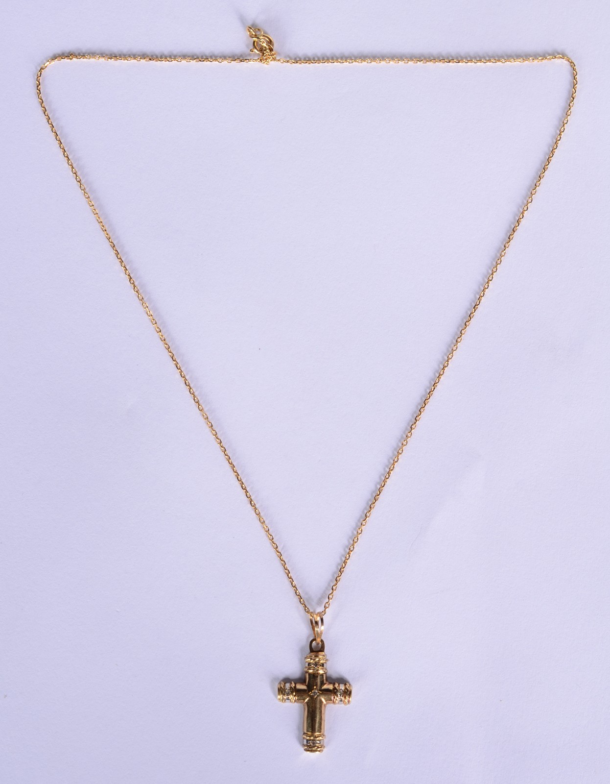 Colar com pendente feitio cruz de ouro 18 k. (Por motivos de... - foto 4 de 6