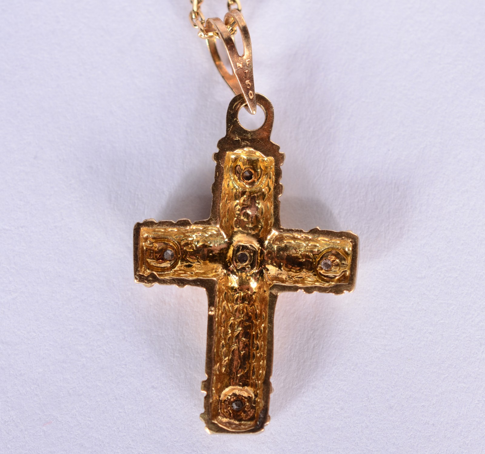 Colar com pendente feitio cruz de ouro 18 k. (Por motivos de... - foto 5 de 6