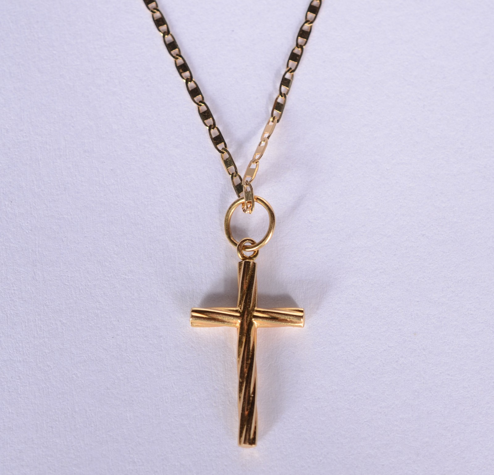 Colar com pendente feitio cruz de ouro 18k. (Por motivos de segurança... - foto 1 de 5