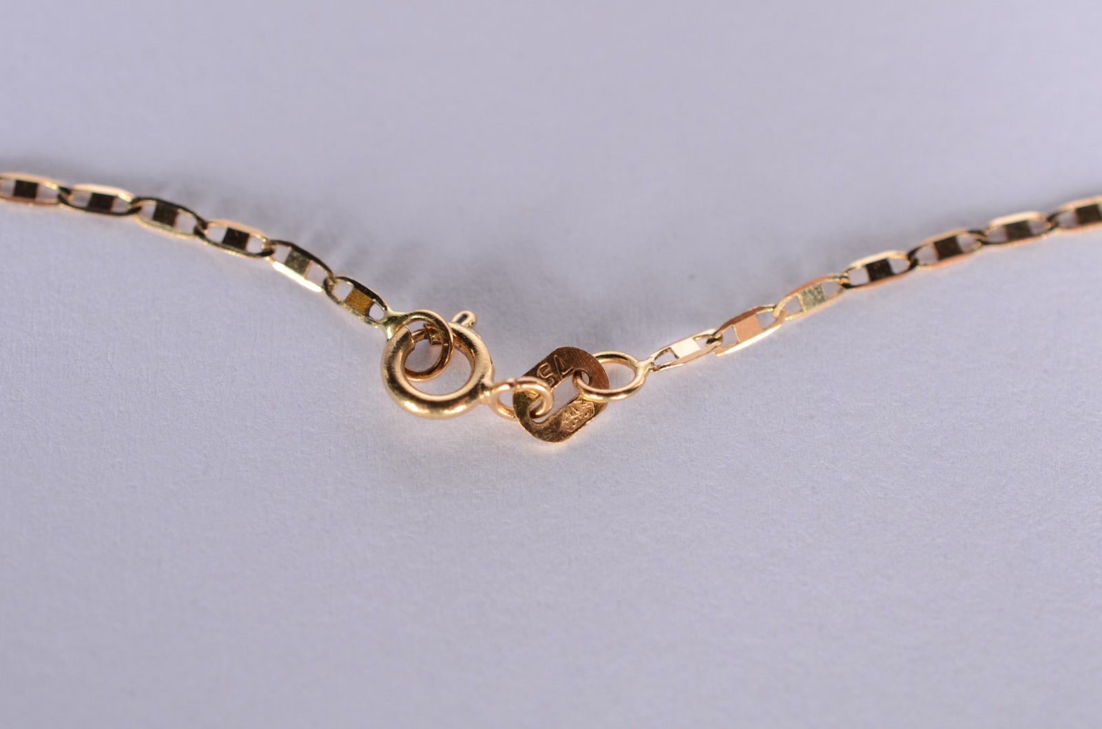 Colar com pendente feitio cruz de ouro 18k. (Por motivos de segurança... - foto 4 de 5