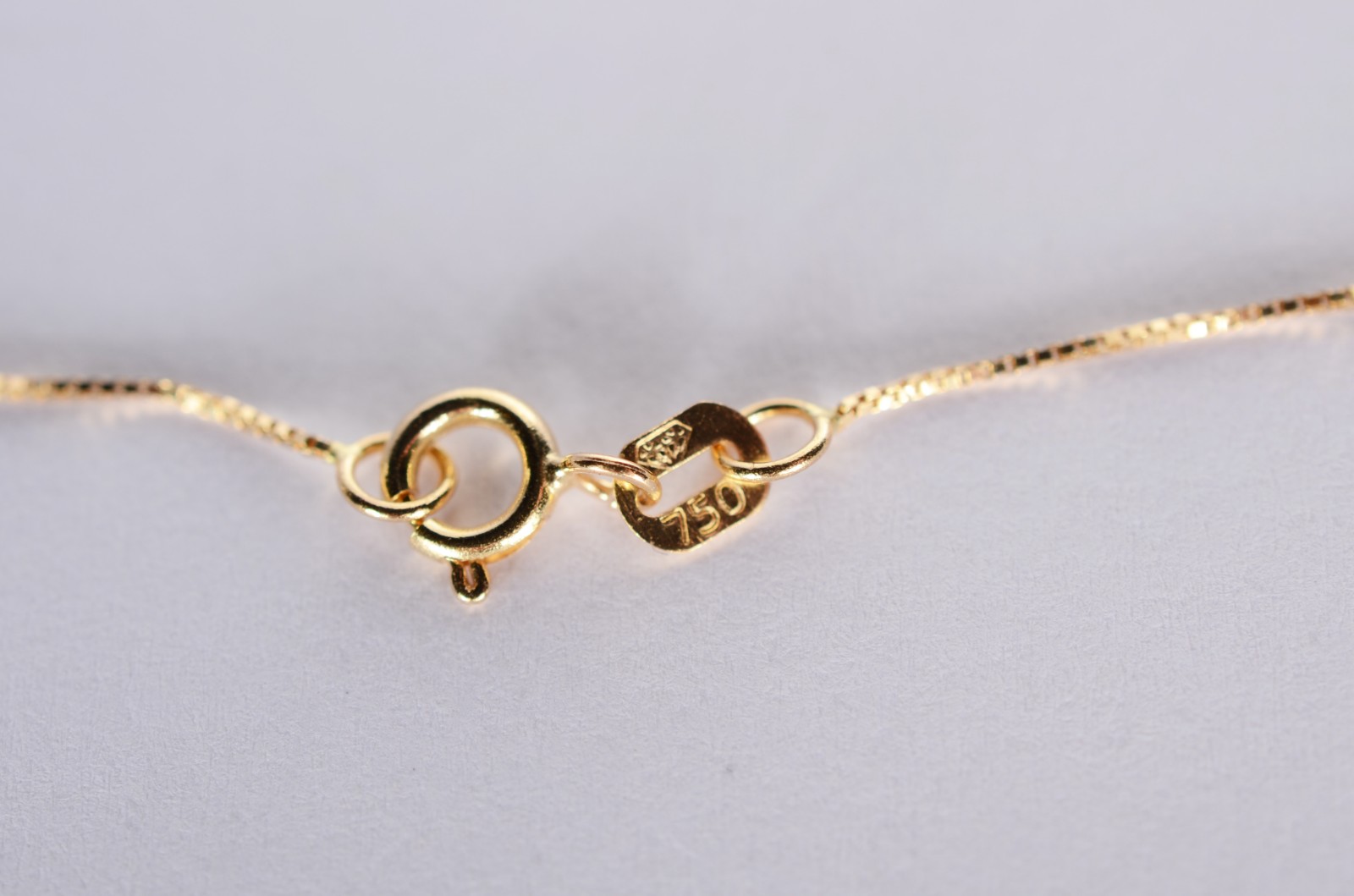 Colar com pendente feitio joaninha de ouro 18 k., contraste 750 mls... - foto 3 de 4