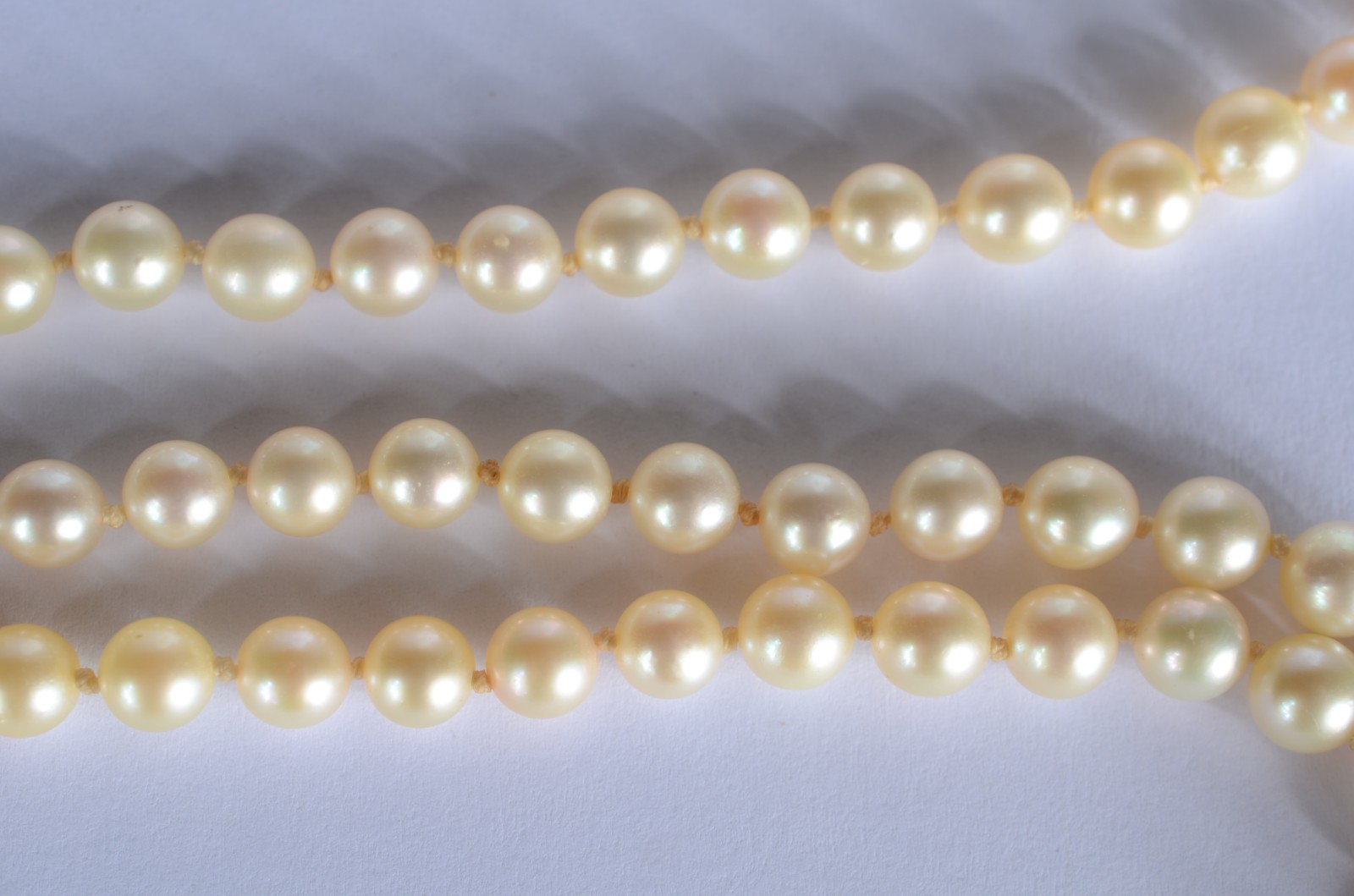 Colar de perolas com fecho de ouro 18 k., e ouro branco com um... - foto 3 de 7