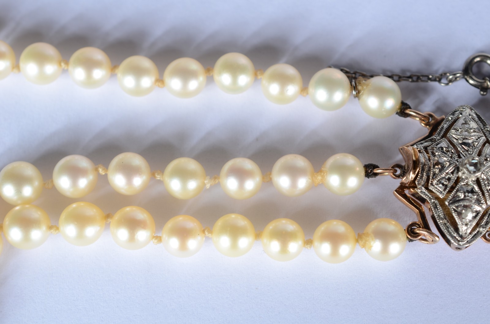 Colar de perolas com fecho de ouro 18 k., e ouro branco com um... - foto 4 de 7