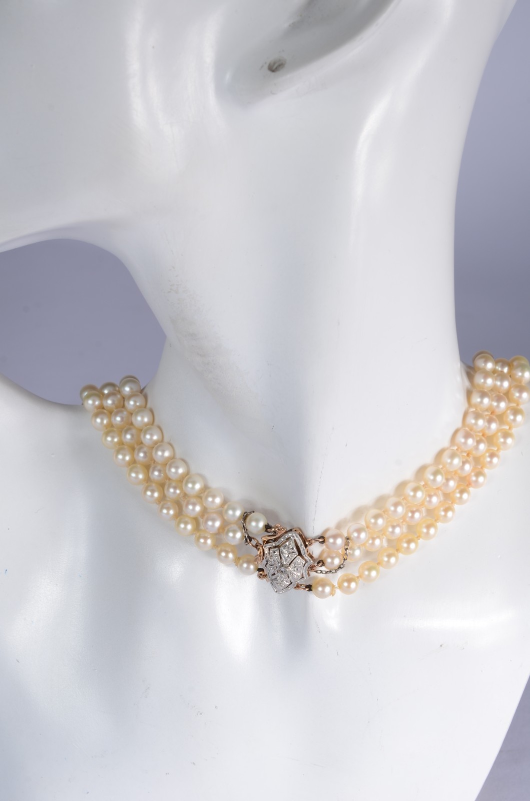 Colar de perolas com fecho de ouro 18 k., e ouro branco com um... - foto 7 de 7