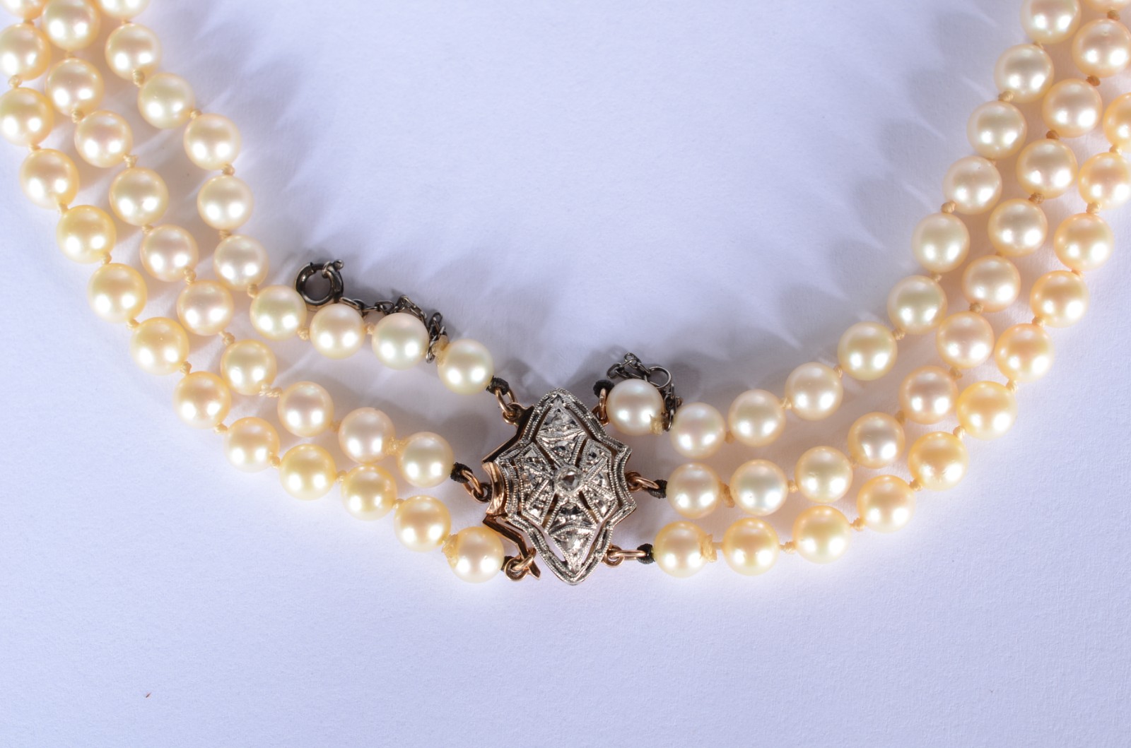 Colar de perolas com fecho de ouro 18 k., e ouro branco com um... - foto 1 de 7