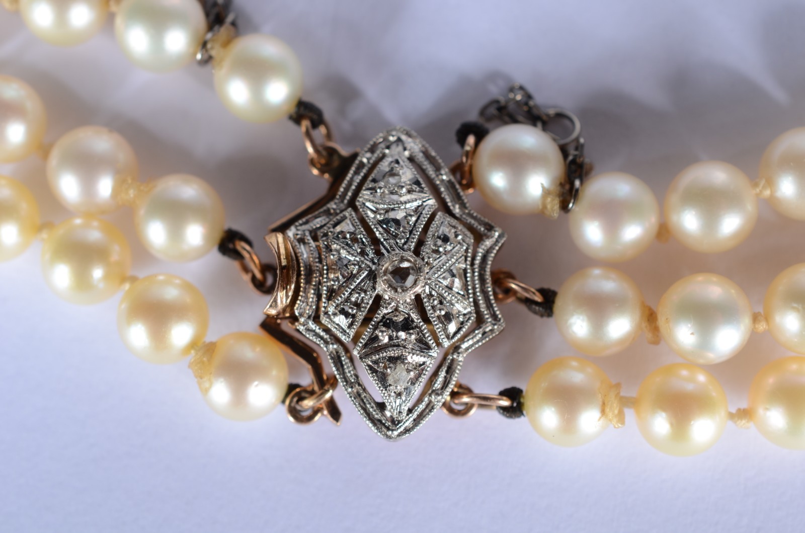 Colar de perolas com fecho de ouro 18 k., e ouro branco com um... - foto 2 de 7