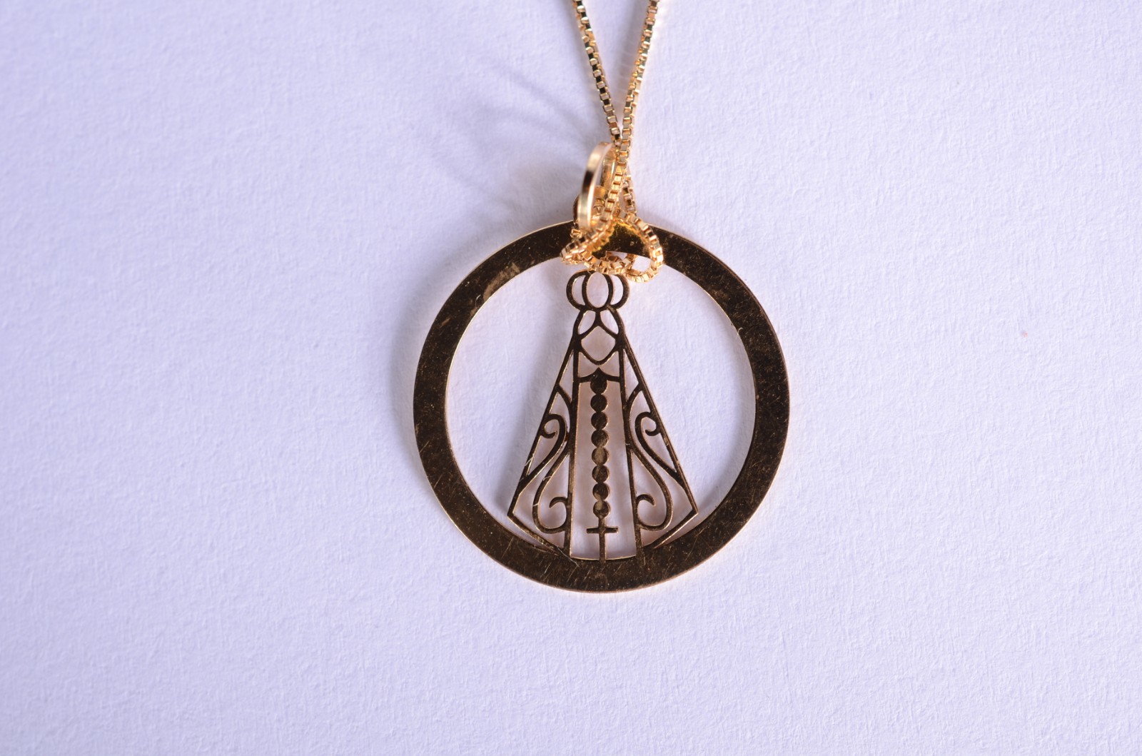 Colar de ouro 18 k., contraste 750 mls com pendente de Nossa Senhora... - foto 5 de 6