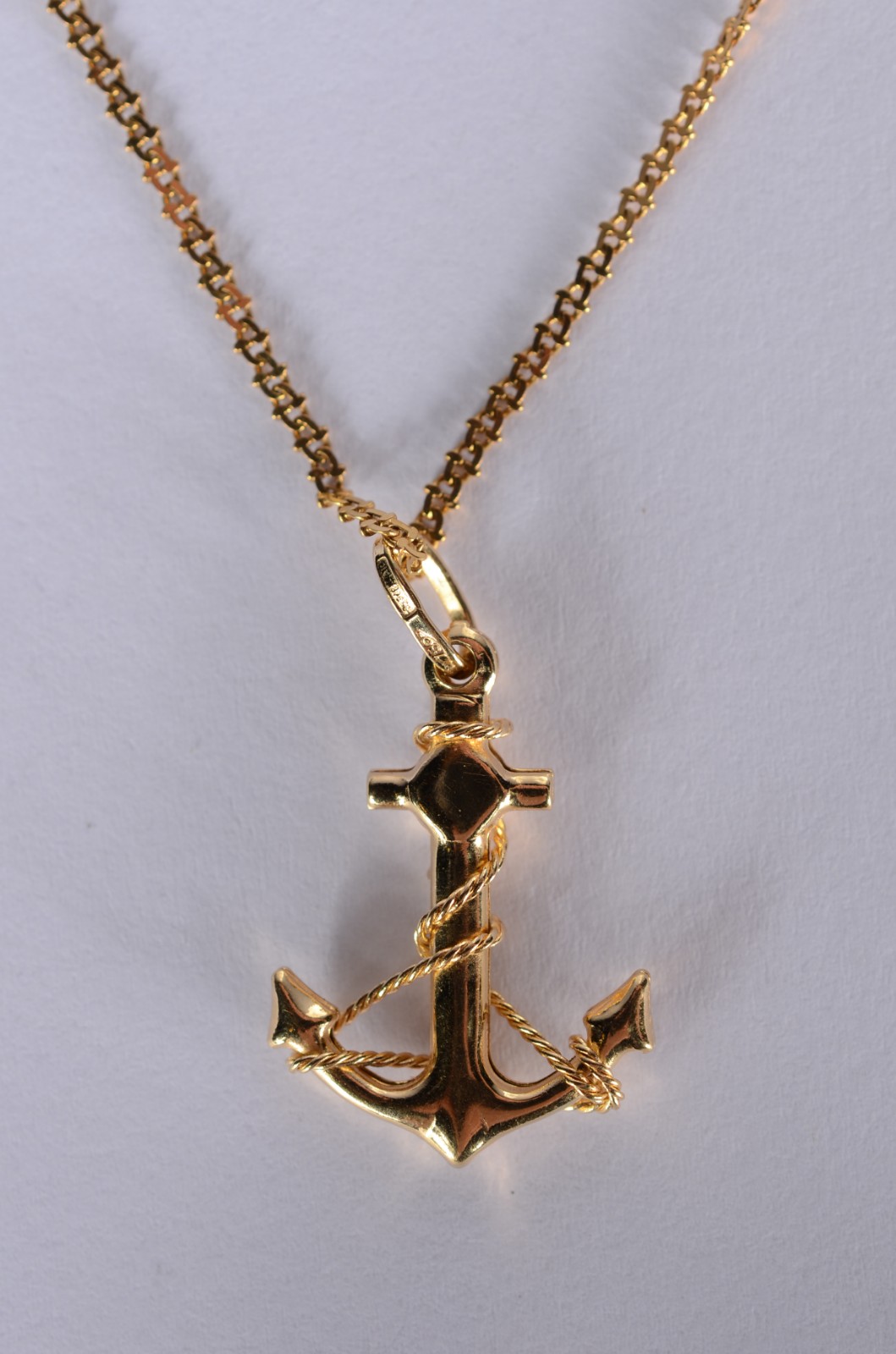 Colar com pendente feitio âncora de ouro 18 k., contraste 750 mls... - foto 1 de 4