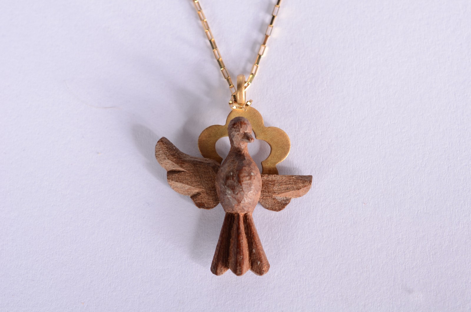 Colar com pendente feitio pomba da paz de ouro 18k., contraste 750... - foto 1 de 6