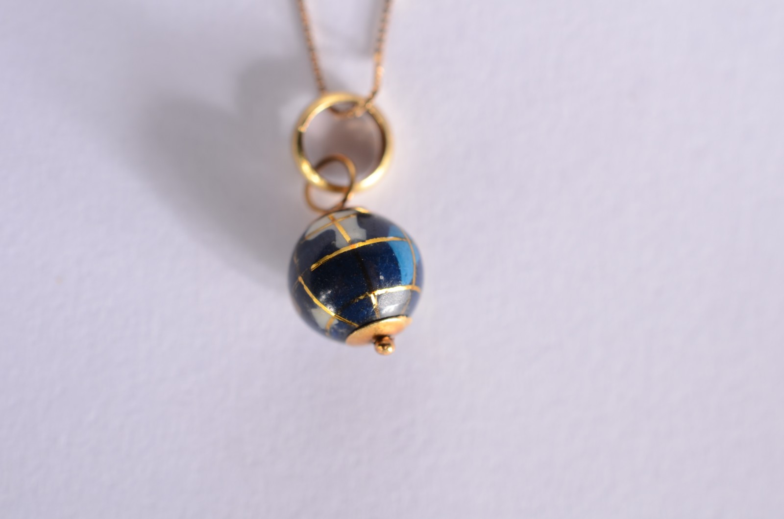 Colar com pendente de ouro 18 k., feitio globo. (Por motivos de... - foto 1 de 6