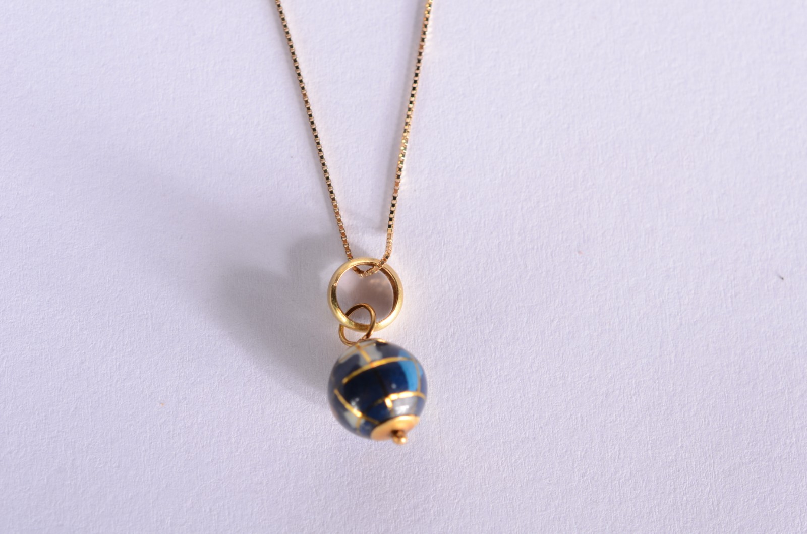 Colar com pendente de ouro 18 k., feitio globo. (Por motivos de... - foto 2 de 6