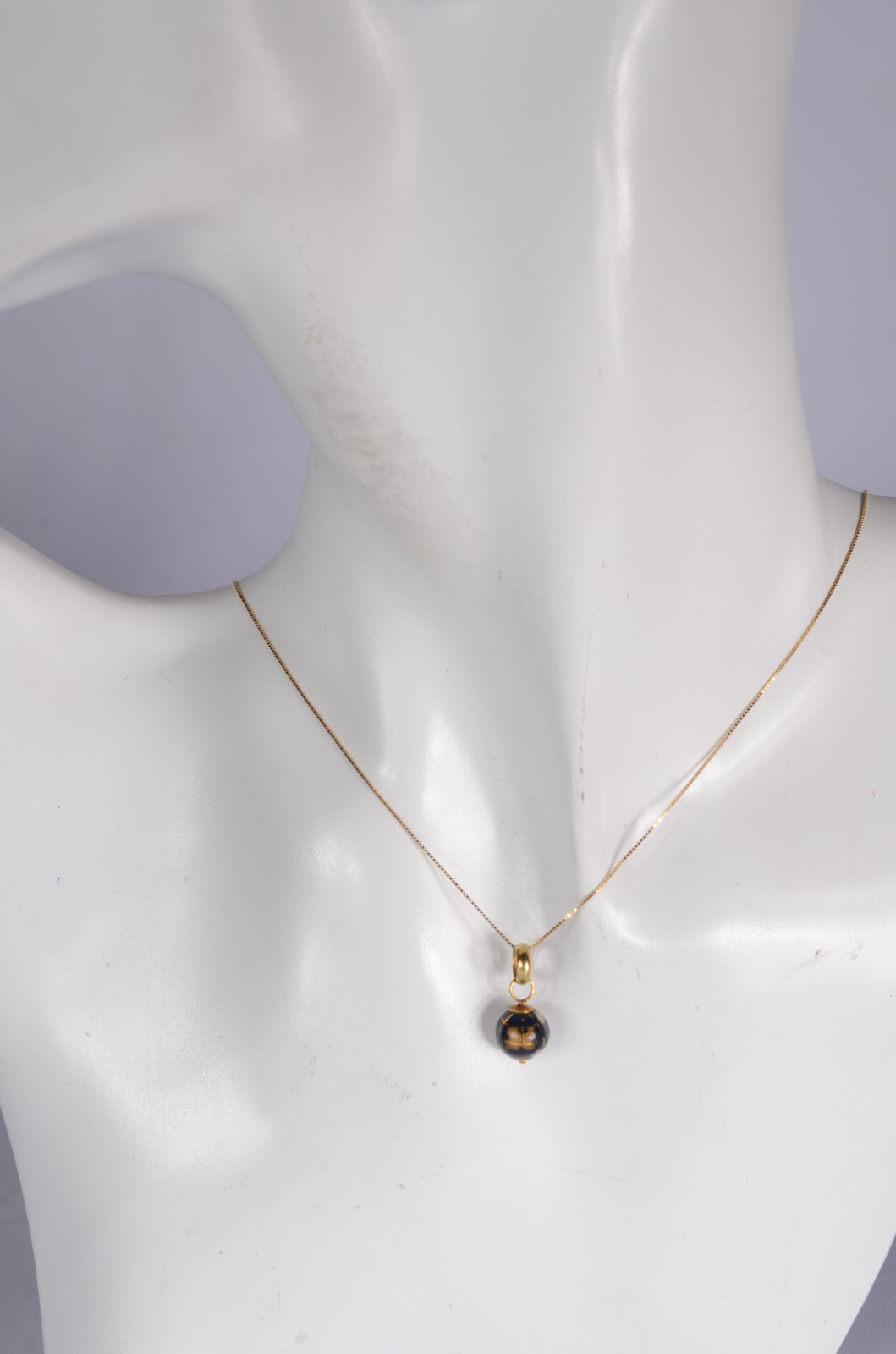 Colar com pendente de ouro 18 k., feitio globo. (Por motivos de... - foto 6 de 6