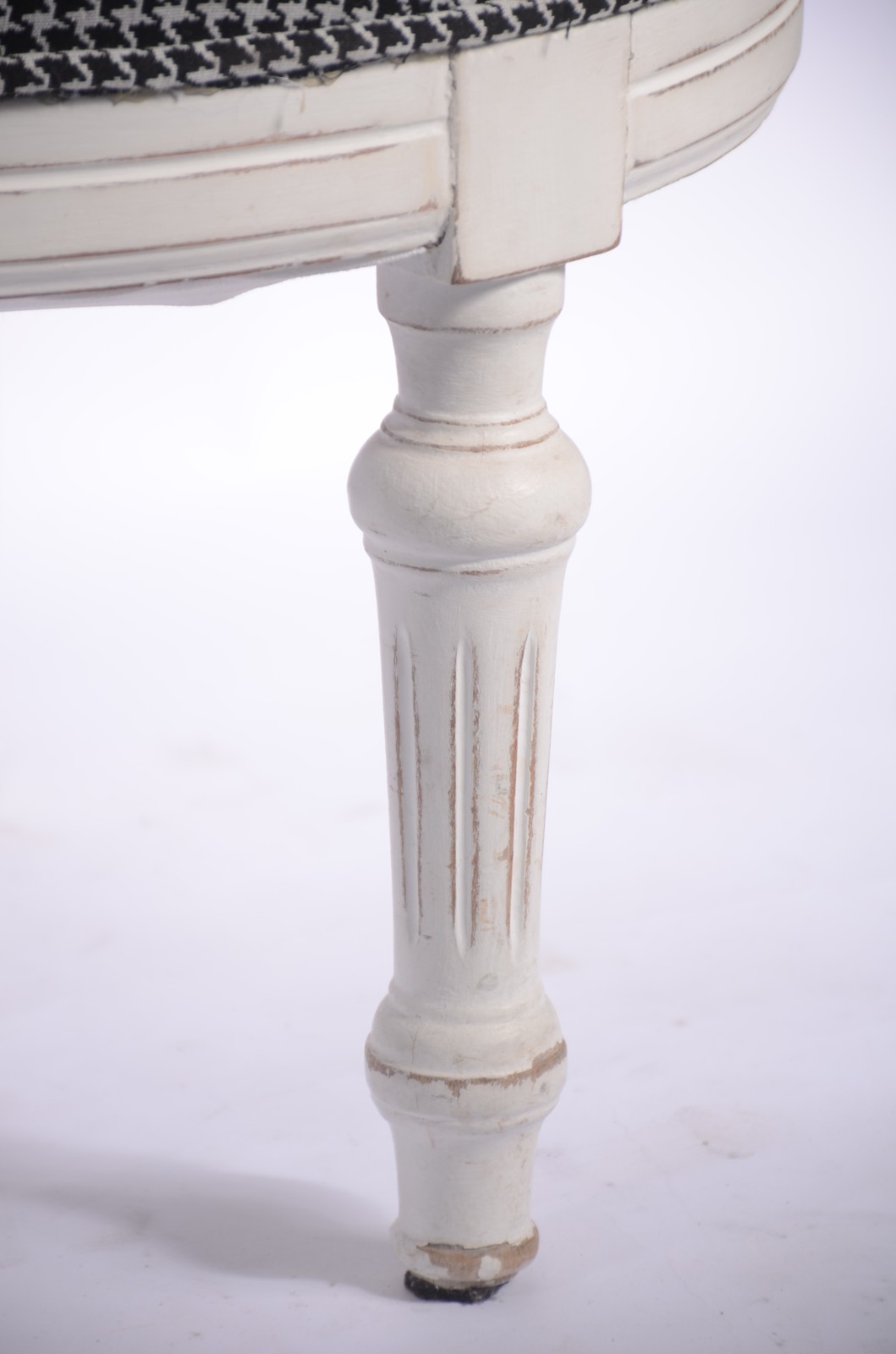 Recamier de madeira patinada de branco, estofamento forrado com... - foto 4 de 5