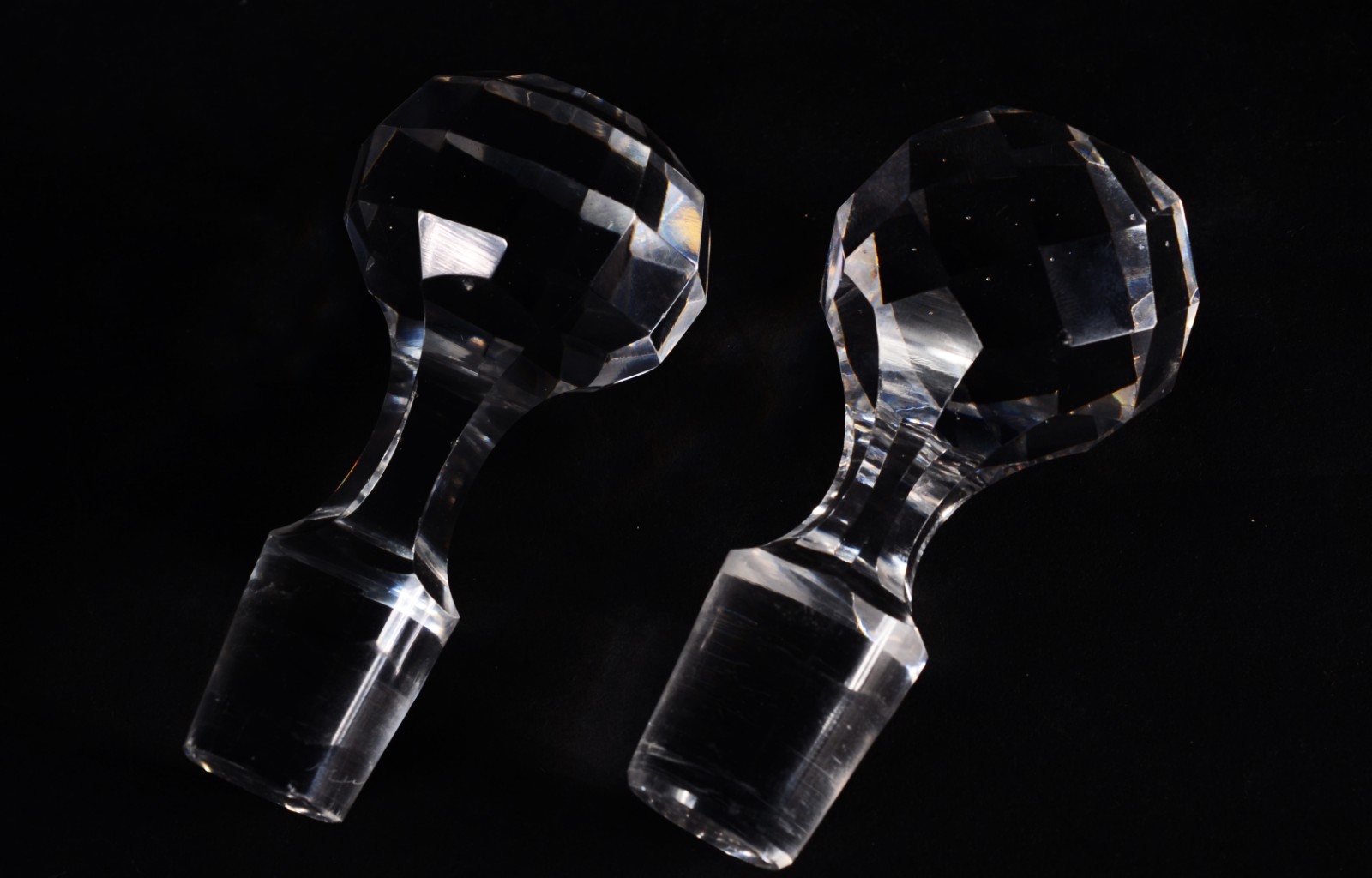 Par de antigas garrafas de cristal europeu com guirlandas lavradas... - foto 5 de 5