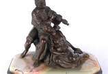 L.FAVERO, Casal de musicistas - Escultura de bronze com base de ônix (pequenos rachados na pedra). Faltando o arco do violino. Assinado. Desgastes.