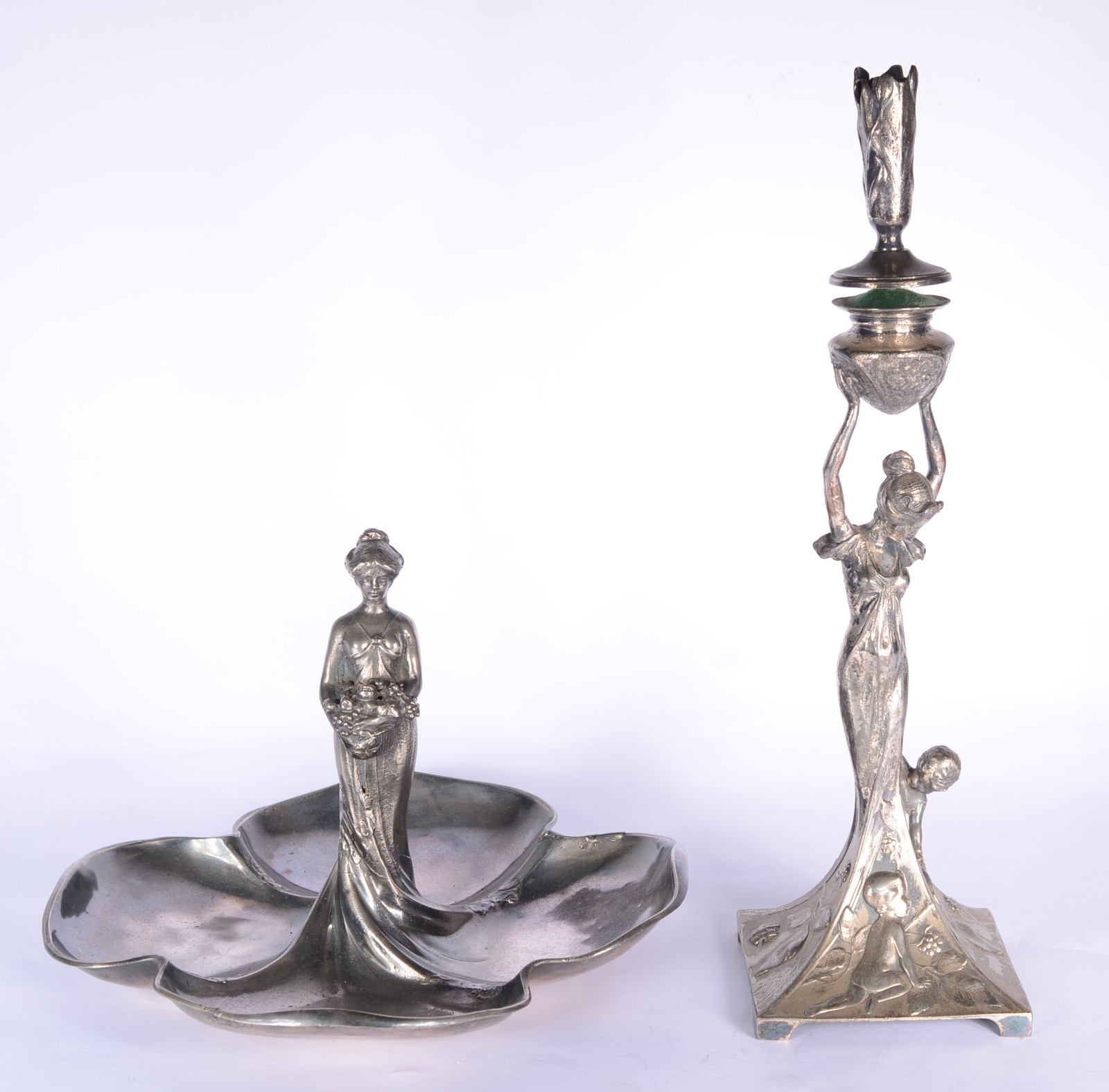 Duas peças de metal (pewter) Art Nouveau, decoradas com figuras... - foto 1 de 11