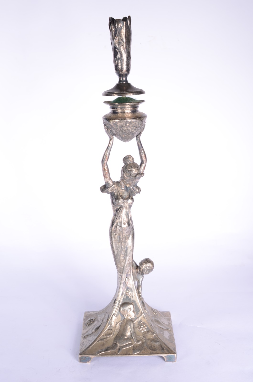 Duas peças de metal (pewter) Art Nouveau, decoradas com figuras... - foto 2 de 11