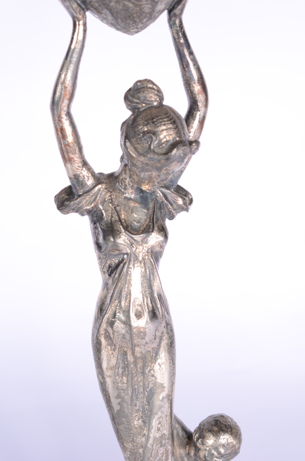 Duas peças de metal (pewter) Art Nouveau, decoradas com figuras... - foto 3 de 11