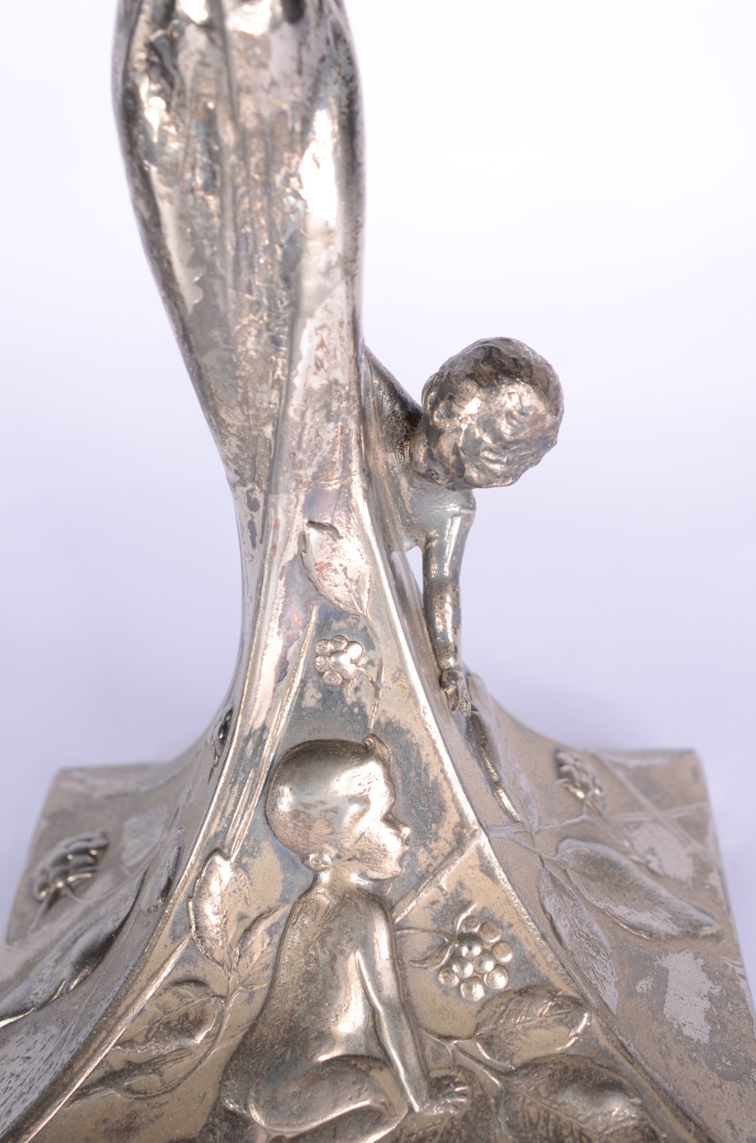 Duas peças de metal (pewter) Art Nouveau, decoradas com figuras... - foto 4 de 11
