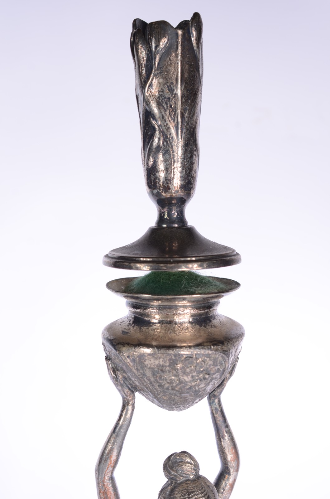 Duas peças de metal (pewter) Art Nouveau, decoradas com figuras... - foto 5 de 11