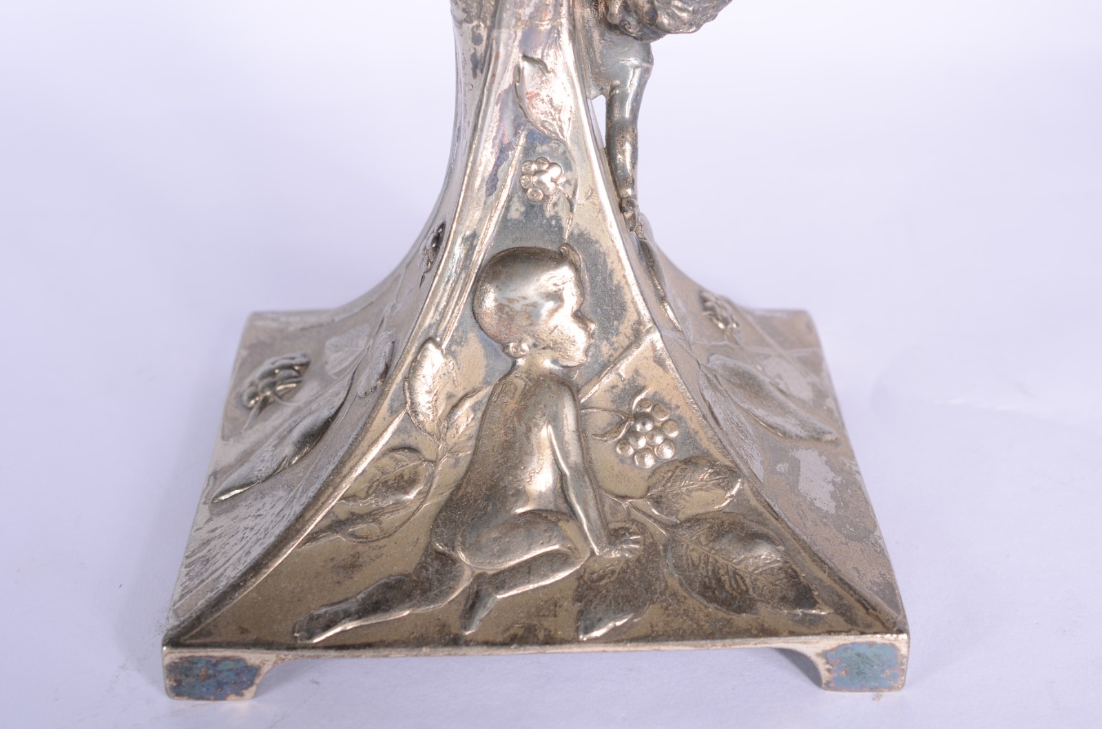 Duas peças de metal (pewter) Art Nouveau, decoradas com figuras... - foto 6 de 11