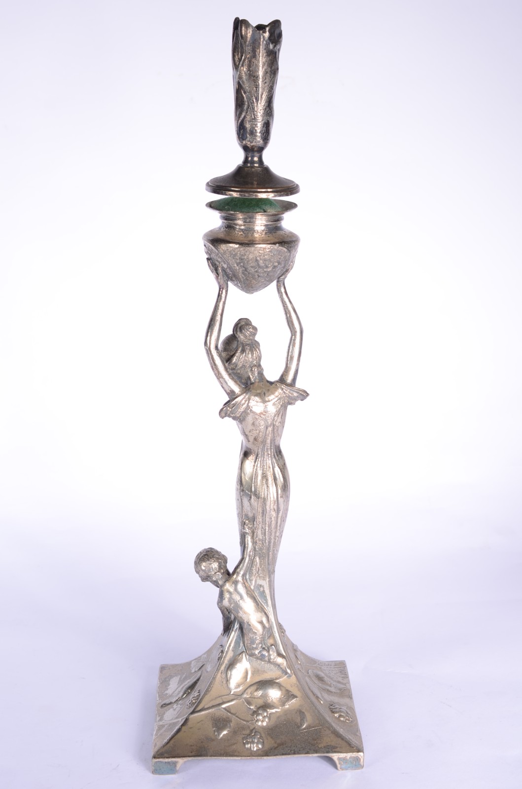 Duas peças de metal (pewter) Art Nouveau, decoradas com figuras... - foto 7 de 11