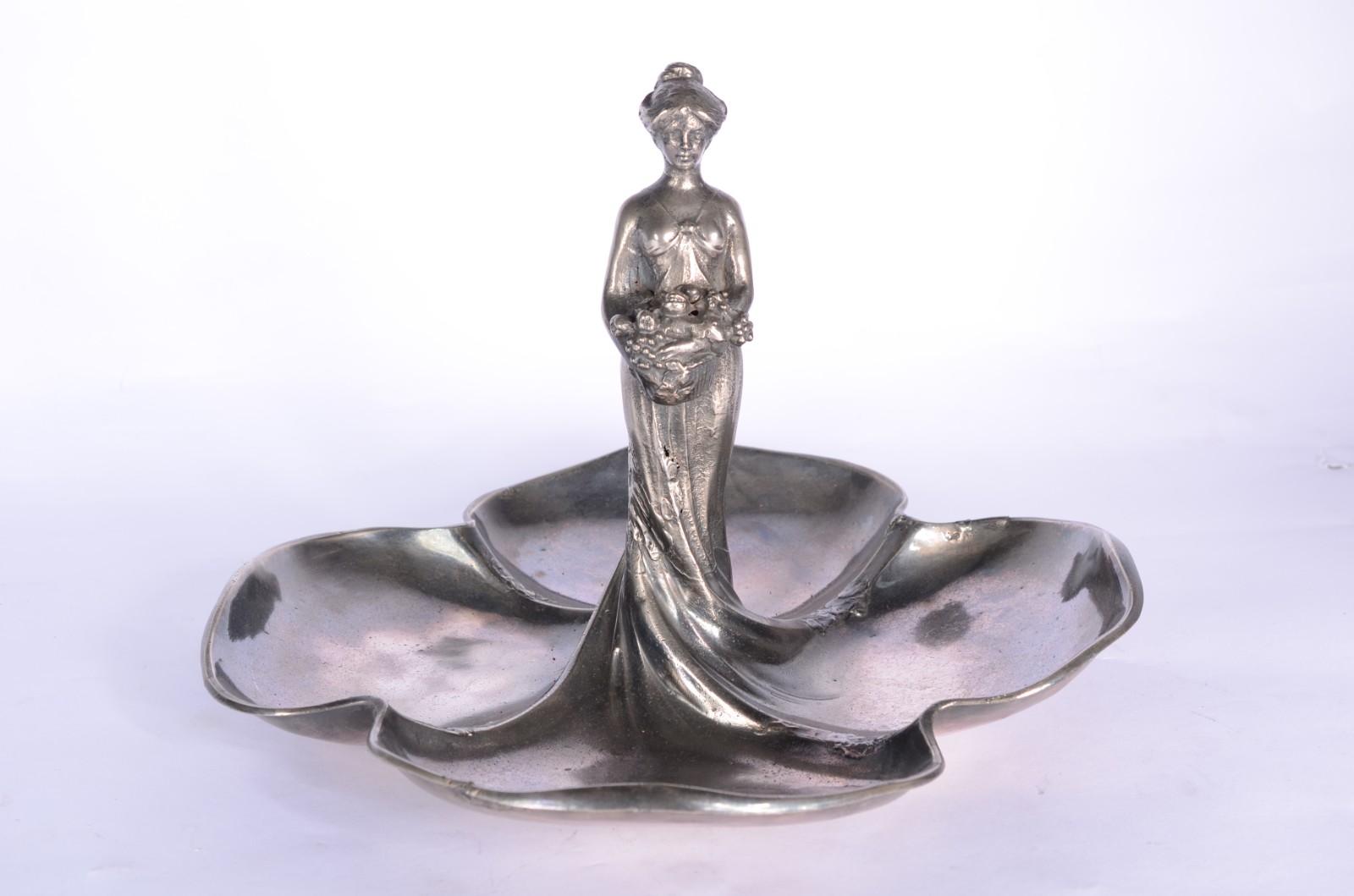 Duas peças de metal (pewter) Art Nouveau, decoradas com figuras... - foto 8 de 11