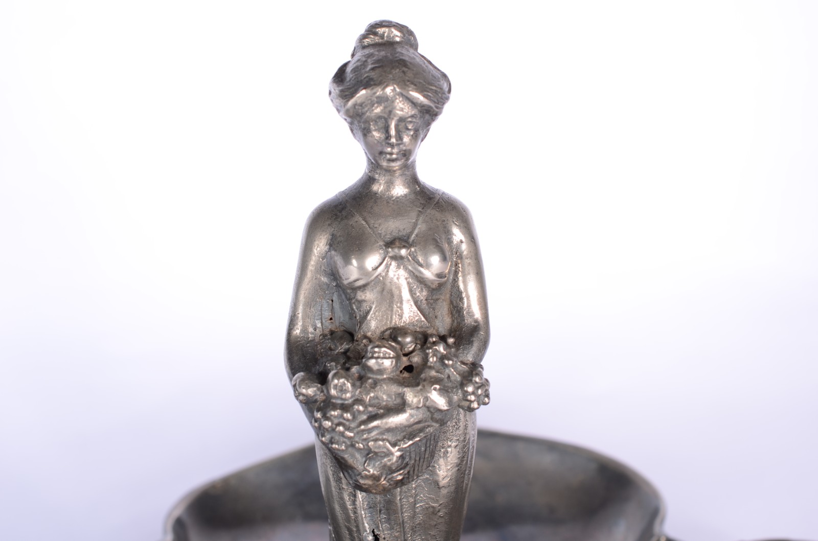 Duas peças de metal (pewter) Art Nouveau, decoradas com figuras... - foto 9 de 11