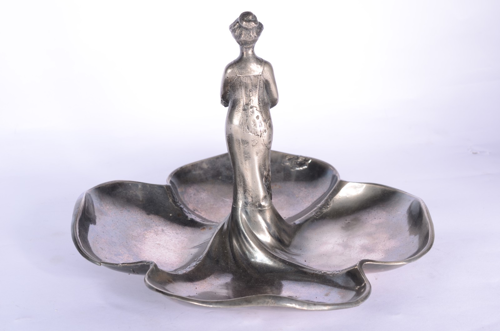 Duas peças de metal (pewter) Art Nouveau, decoradas com figuras... - foto 10 de 11