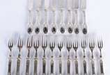 Conjunto de talheres para frutas, composto de 8... - Conjunto de talheres para frutas, composto de 8 facas e 12 garfinhos com cabos de prata de lei. Alguns "dentes" oxidados. Peso total: 400 g. (Po...