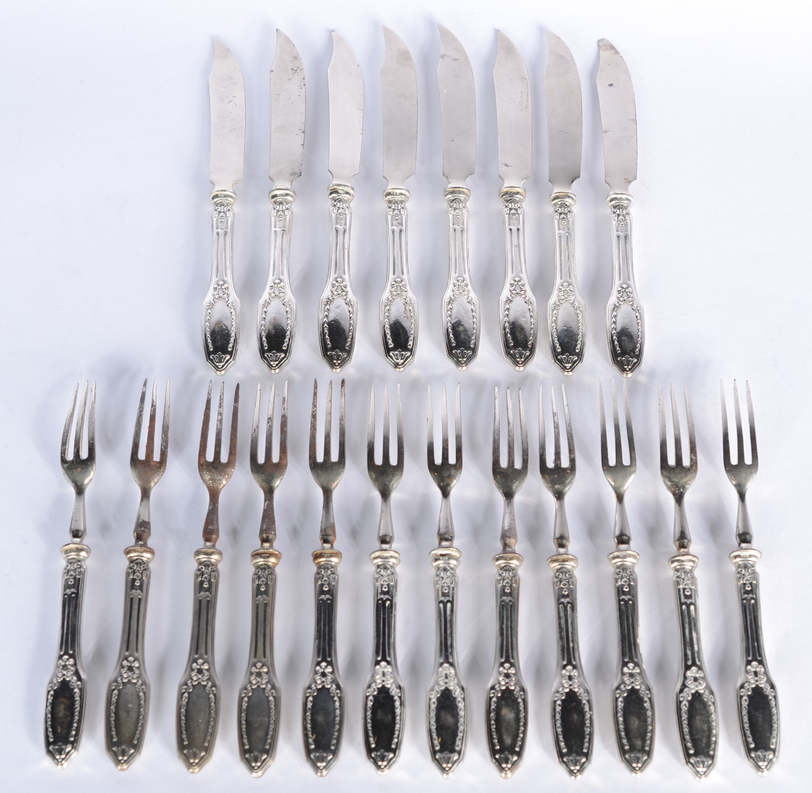 Conjunto de talheres para frutas, composto de 8 facas e 12 garfinhos... - foto 2 de 6