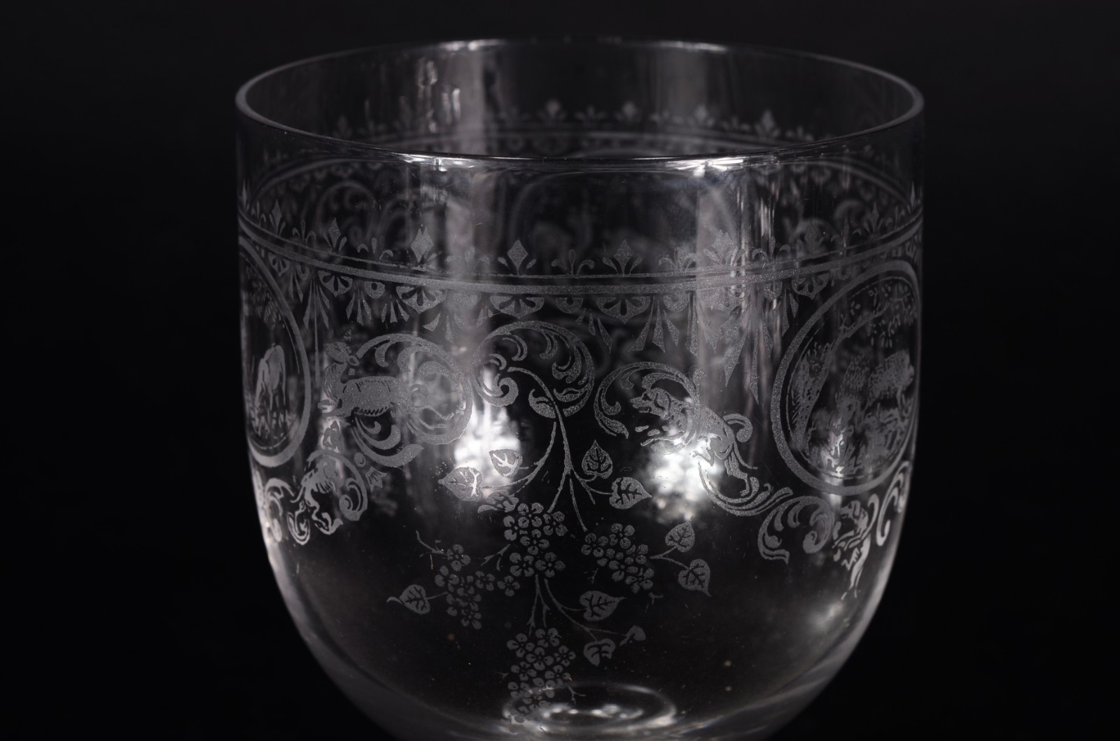 Conjunto com 8 taças para vinho de cristal europeu lavrado com... - foto 4 de 8