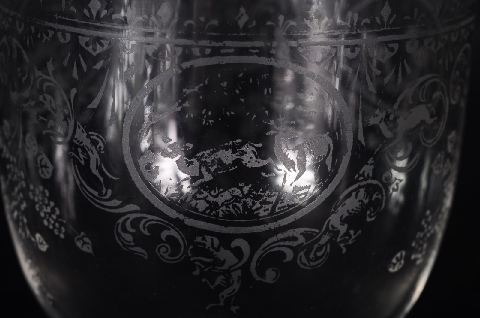 Conjunto com 8 taças para vinho de cristal europeu lavrado com... - foto 6 de 8