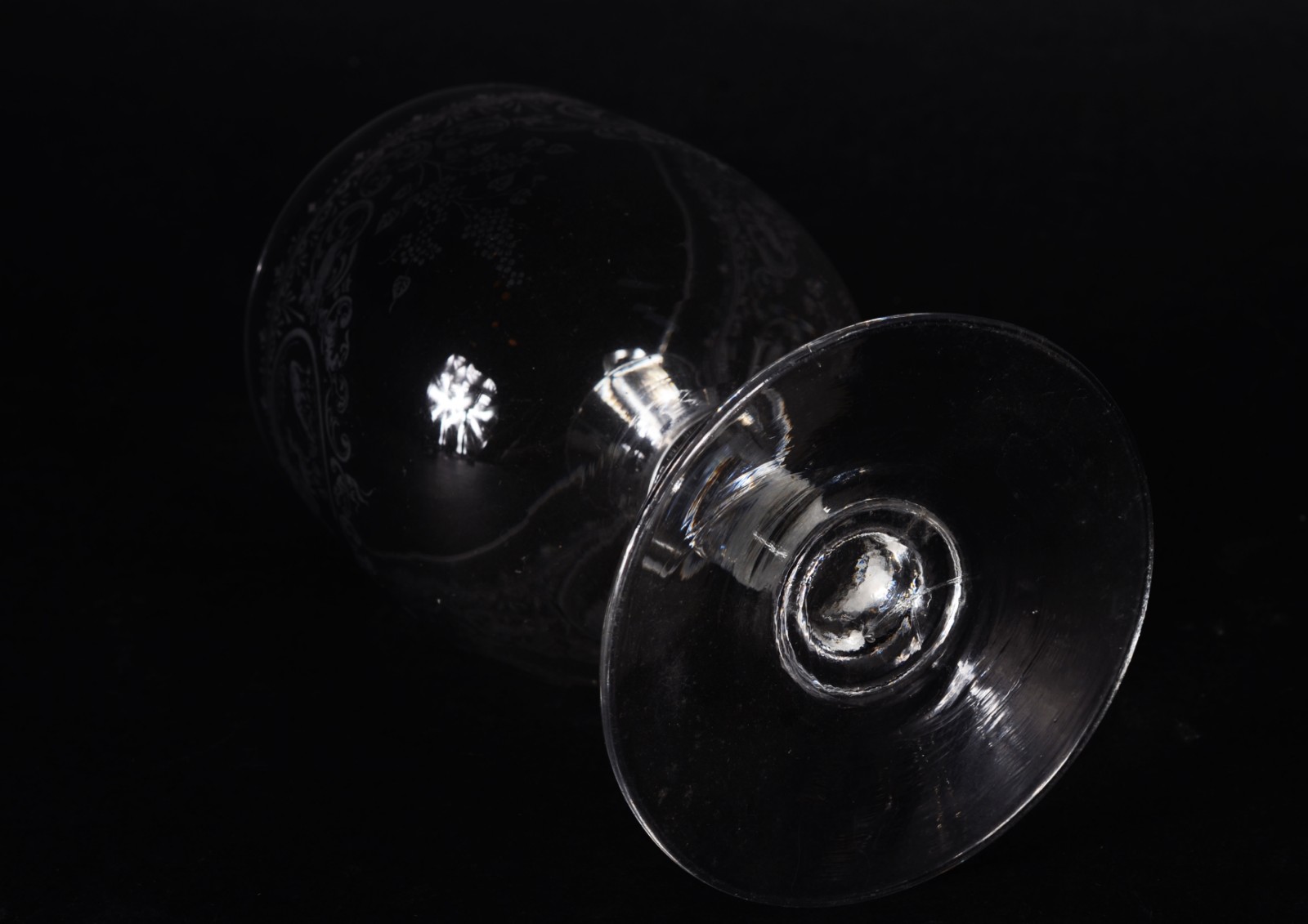 Conjunto com 8 taças para vinho de cristal europeu lavrado com... - foto 7 de 8