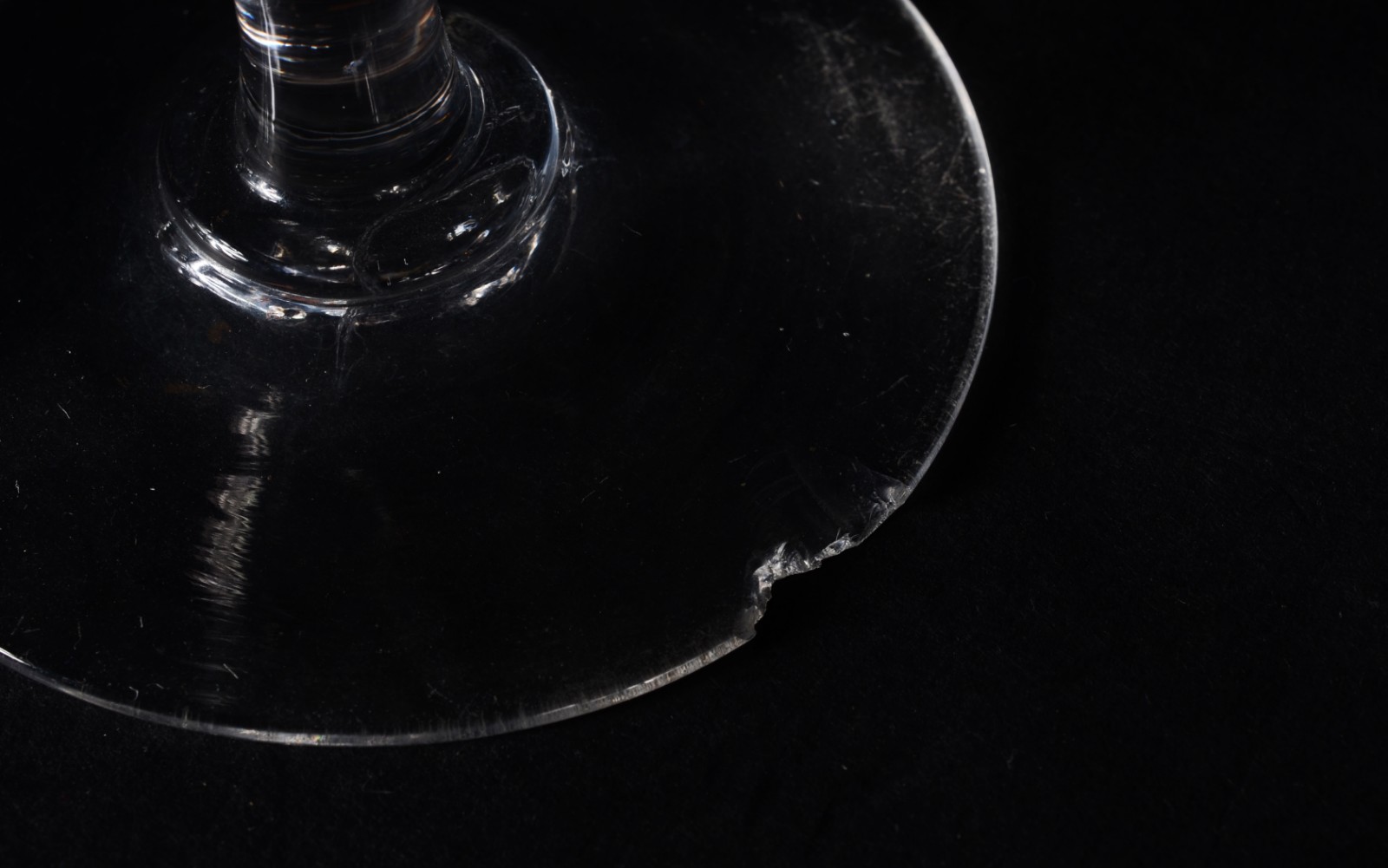 Conjunto com 8 taças para vinho de cristal europeu lavrado com... - foto 8 de 8