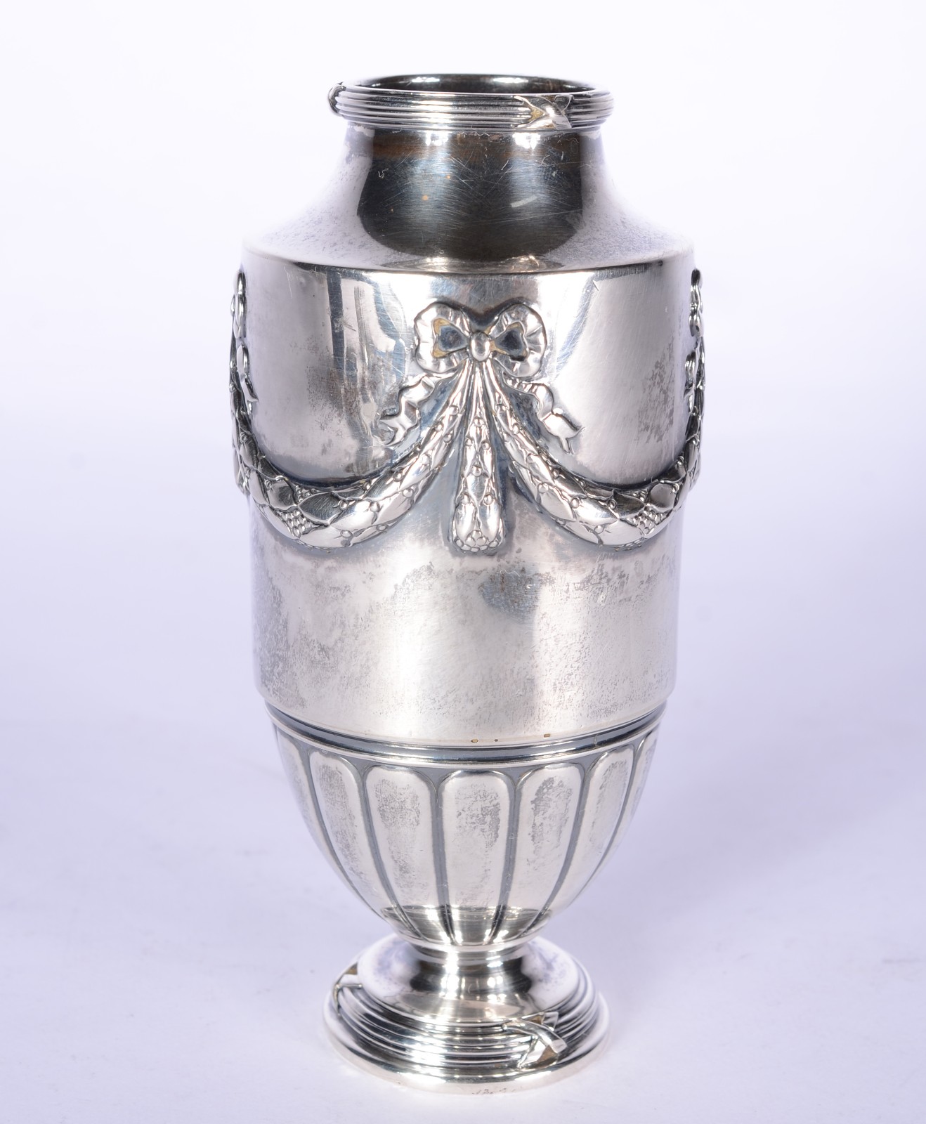 Pequeno vaso de prata inglesa, guirlandas em relevo e base em gomos... - foto 1 de 6