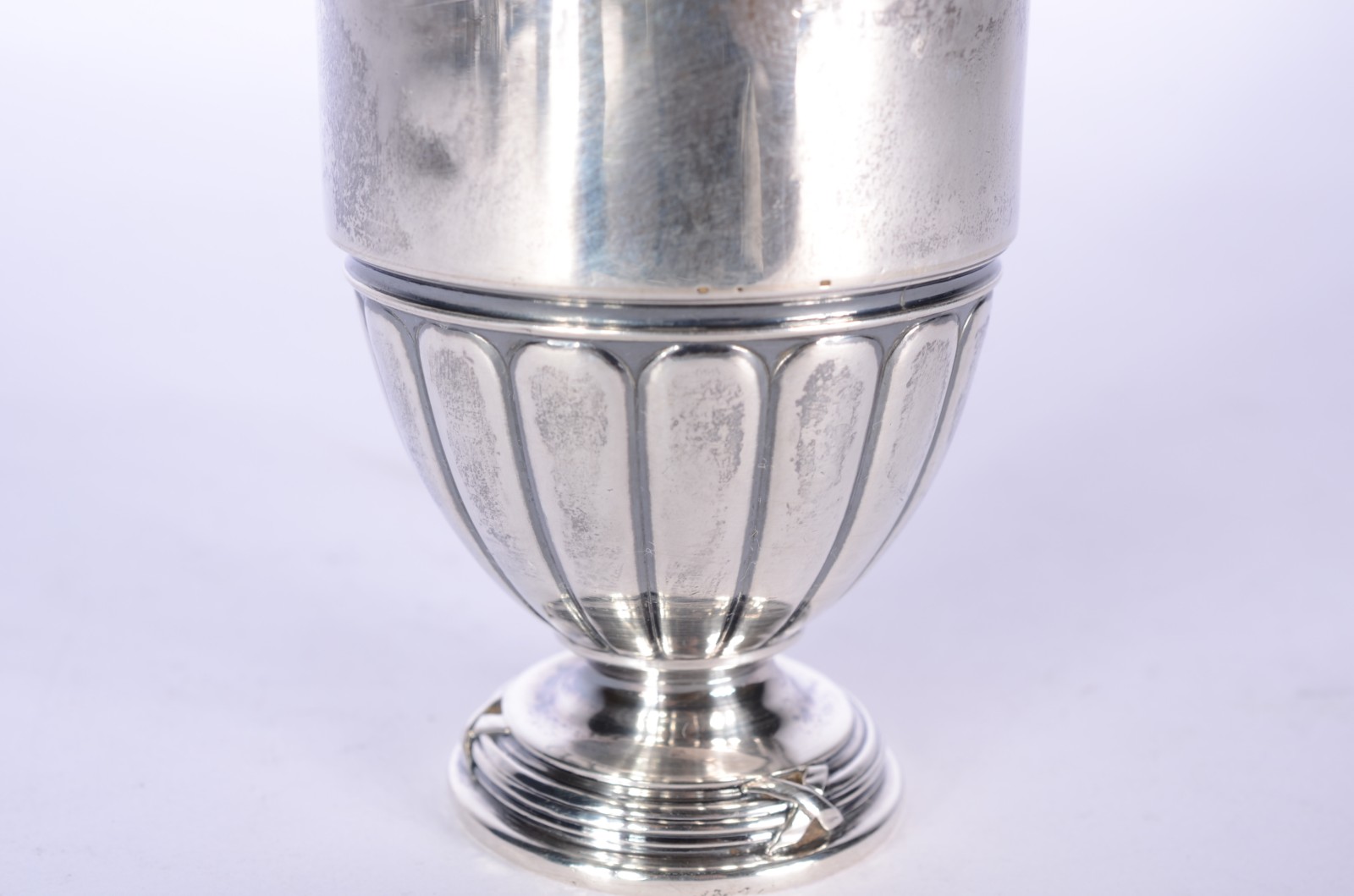 Pequeno vaso de prata inglesa, guirlandas em relevo e base em gomos... - foto 3 de 6