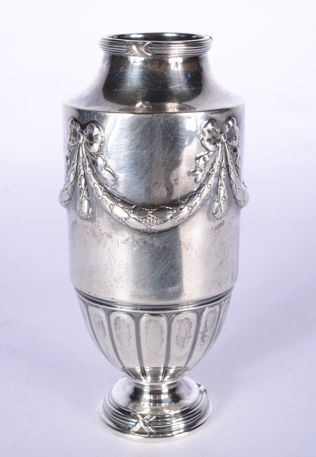 Pequeno vaso de prata inglesa, guirlandas em relevo e base em gomos... - foto 4 de 6
